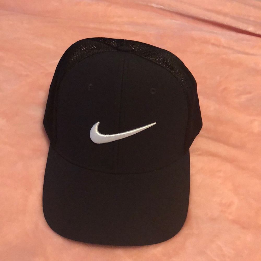 NWT Black Nike Golf Hat